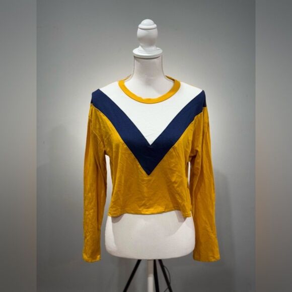 CLEARANCE! Gold Boutique Arrow Front Crop Top Size L NWT - Picture 1 of 6